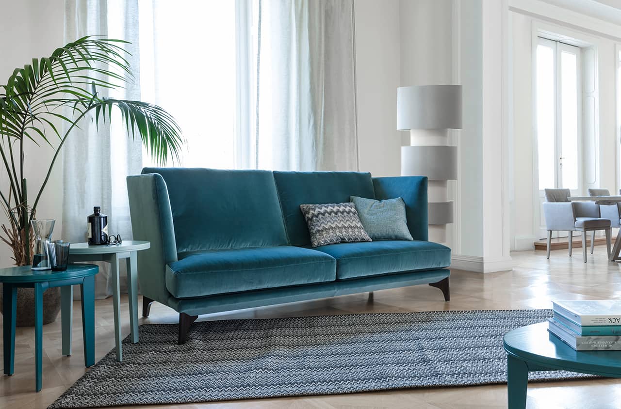 Sofa in kräftigem Petrolton mit moderner, eleganter Präsenz.